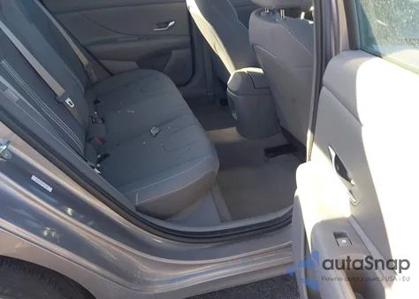 2024 Hyundai Elantra Sel z USA, uszkodzony, nr VIN KMHLM4DG6RU830824